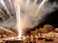 Feuerwerk erhellt den Nachthimmel über einer kleinen Stadtkulisse beim grevesmühlen open air.