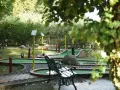 Minigolf Koserow: grüne Bahnen mit Hindernissen und Bänken laden zum Spiel ein.