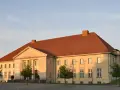 Die Orangerie Ludwigslust, ein Kulturhaus, erstrahlt im warmen Abendlicht.