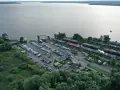 Luftaufnahme des Hafens Plau am See mit vielen Booten, Wohnmobilen und Gebäuden. Ein lebendiges Hafenfest-Flair liegt in der Luft.