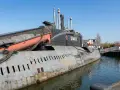 Ein sowjetisches U-Boot, die U 461, liegt im Hafen an der Ostsee. Eine Rettungsboot hängt an der Seite.