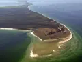 Luftaufnahme des Nationalparks Vorpommersche Boddenlandschaft. Perfekt zum Wandern entlang der Küste mit Wäldern und Lagunen.
