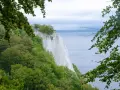 Grüne Wälder umgeben die weißen Kreidefelsen an der Ostsee. Ein perfekter Ort zum Wandern in MV.