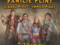 Vier Piraten posieren für ein "Piraten Open Air". Sie tragen historische Kleidung und Waffen.