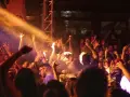 Menschen jubeln und tanzen ausgelassen bei einem Konzert. Die Stimmung ist elektrisierend, als **Stralsund tanzt** im Scheinwerferlicht.