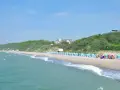 Strand mit Strandkörben und grünen Hügeln. Hier finden Sie Rerik Geheimtipps für einen entspannten Urlaub an der Ostsee.