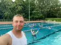 Wassergymnastik im Lindenbad Pasewalk: Eine Gruppe trainiert mit blauen Hanteln im Pool.