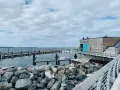 Der Prerow Hafen mit seinem modernen Gebäude und den Bootsstegen lädt zum Verweilen ein.