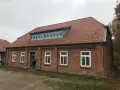Das Inselmuseum Poel, ein Backsteinbau mit rotem Ziegeldach, lädt zu einer Entdeckungsreise ein.
