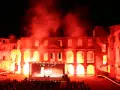 Spektakuläre Inszenierung im Schloss Dargun: Eine Bühne vor der Ruine, beleuchtet von rotem Licht und Nebel, lockt ein großes Publikum zu den Veranstaltungen.