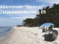 Zwei Hunde genießen den Ostseewanderweg E9 von Wismar bis Prerow. Ein Abenteuer an der Küste.