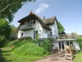Galerie "Schnepel III" mit Kunsthandwerk und Veranstaltungen. Ein charmantes Haus mit Reetdach und Balkon.