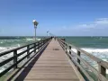 Holzsteg über der Ostsee, ein Geheimtipp für Spaziergänge.