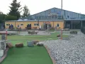 BOMIGO Adventure Golf Zingst: Eine Minigolfanlage mit Bistro und vielen Hindernissen, perfekt für einen Familienausflug.