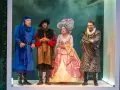 Vier Darsteller in historischen Kostümen bei den Vineta Festspielen Zinnowitz. Ein Mann in Blau, ein Mann in Rot-Schwarz, eine Frau in Rosa und ein Mann in Grau.