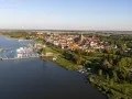 Luftaufnahme des Ribnitz-Damgarten Hafens mit vielen Segelbooten und der Stadt im Hintergrund.