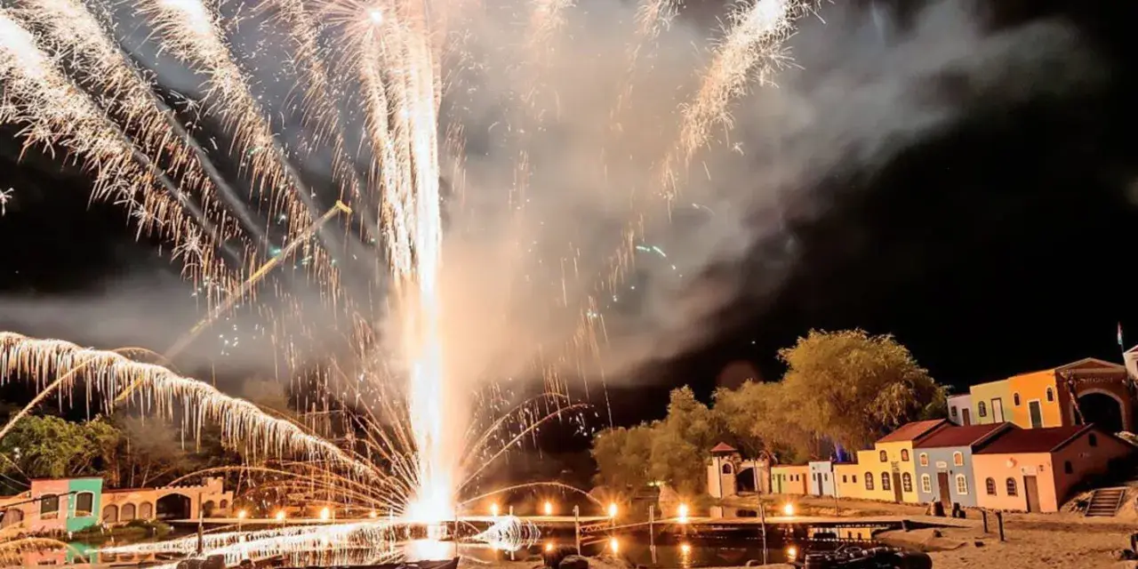 Feuerwerk erhellt den Nachthimmel über einer kleinen Stadtkulisse beim grevesmühlen open air.