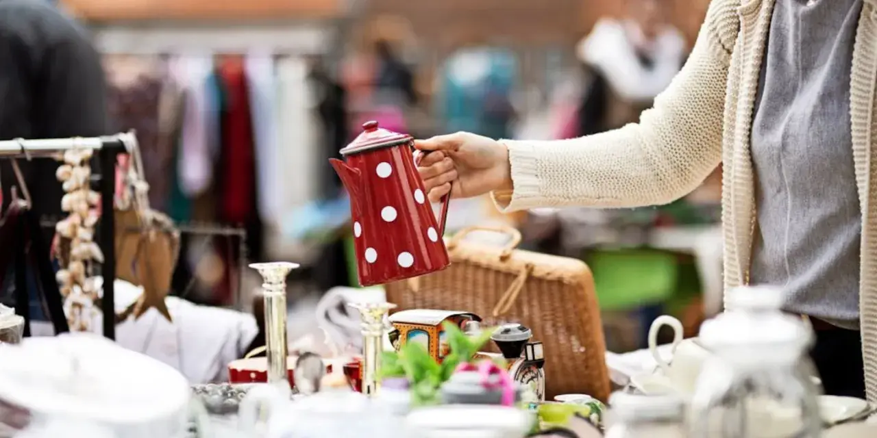 Rote Kanne mit weißen Punkten auf einem Flohmarkt MV. Viele Schätze warten darauf, entdeckt zu werden.