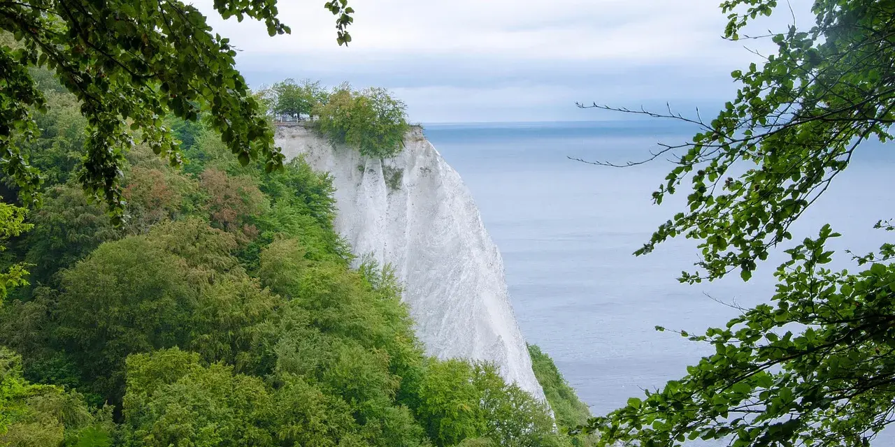 Grüne Wälder umgeben die weißen Kreidefelsen an der Ostsee. Ein perfekter Ort zum Wandern in MV.