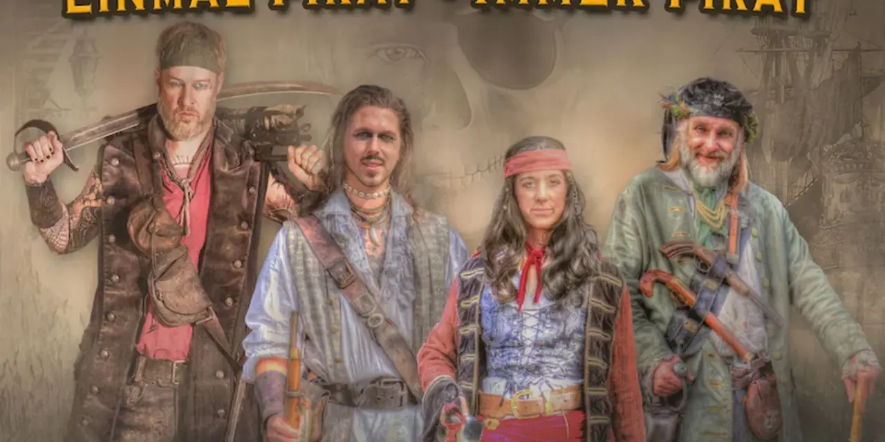 Vier Piraten posieren für ein "Piraten Open Air". Sie tragen historische Kleidung und Waffen.