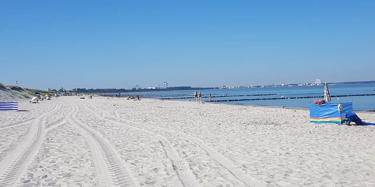 Sonniger Markgrafenheide Strand mit feinem Sand, Strandkörben und dem blauen Meer im Hintergrund.