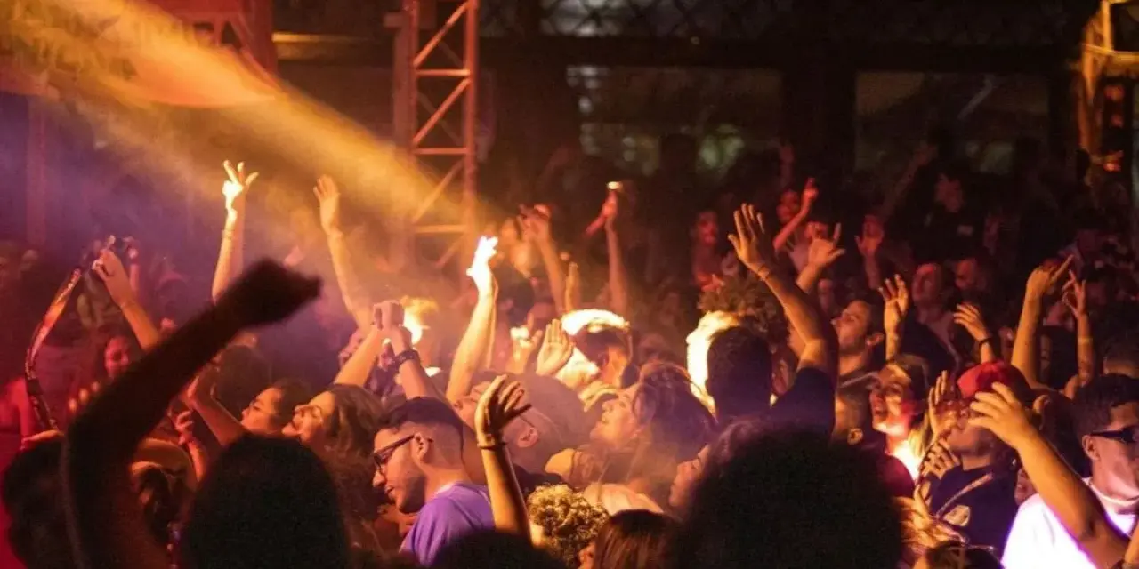 Menschen jubeln und tanzen ausgelassen bei einem Konzert. Die Stimmung ist elektrisierend, als **Stralsund tanzt** im Scheinwerferlicht.