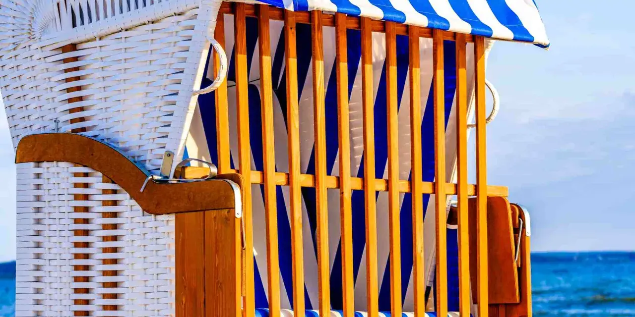 Strandkorb mit blau-weißen Streifen, ein Ort der Ruhe und des Kunst offen.
