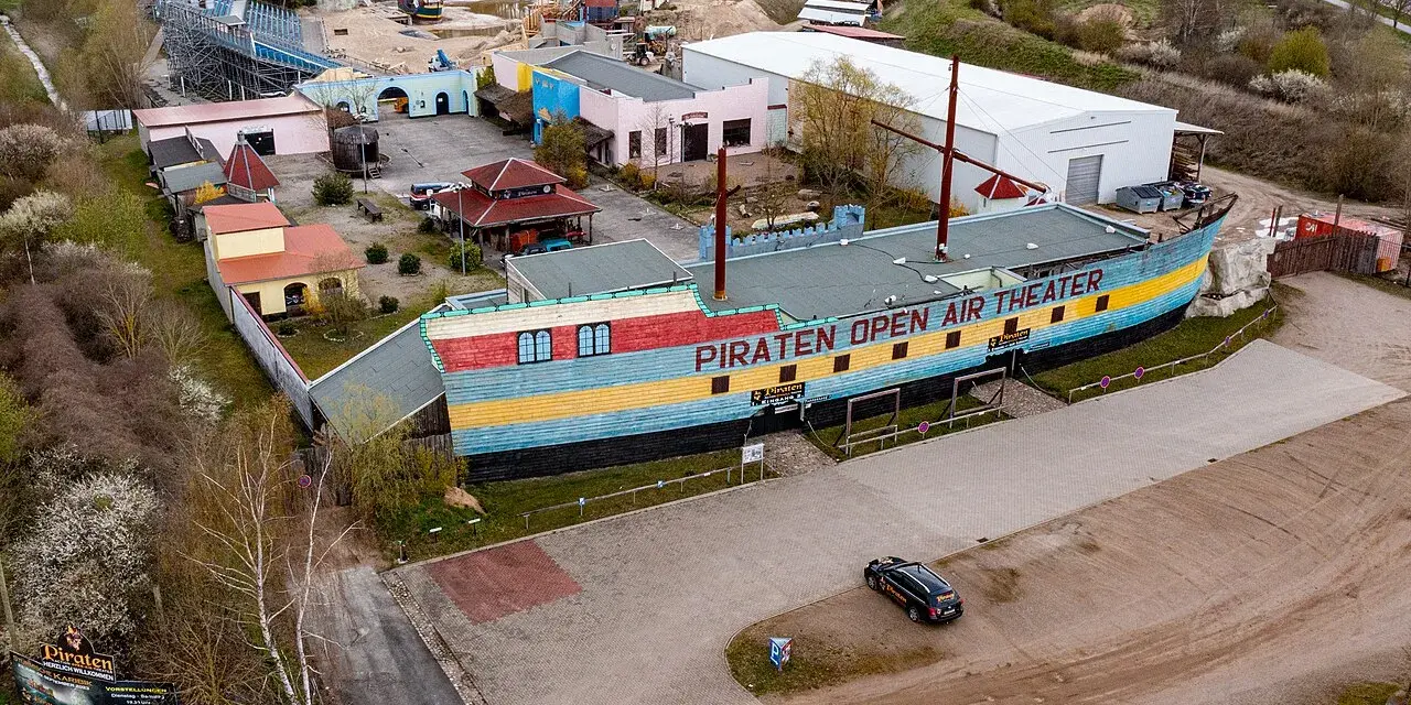 Das Piraten Open Air Theater mit seinem bunten Schiff ist ein toller Ort für Abenteuer. Hier gibt es die besten Plätze für Piraten-Fans.