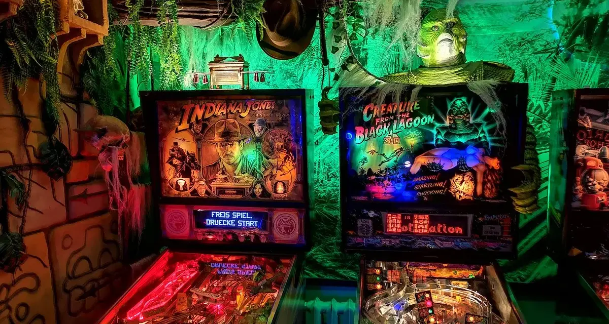Im Flippermuseum Schwerin locken Indiana Jones und der Kreatur aus der schwarzen Lagune. Gruselige Deko und bunte Lichter.