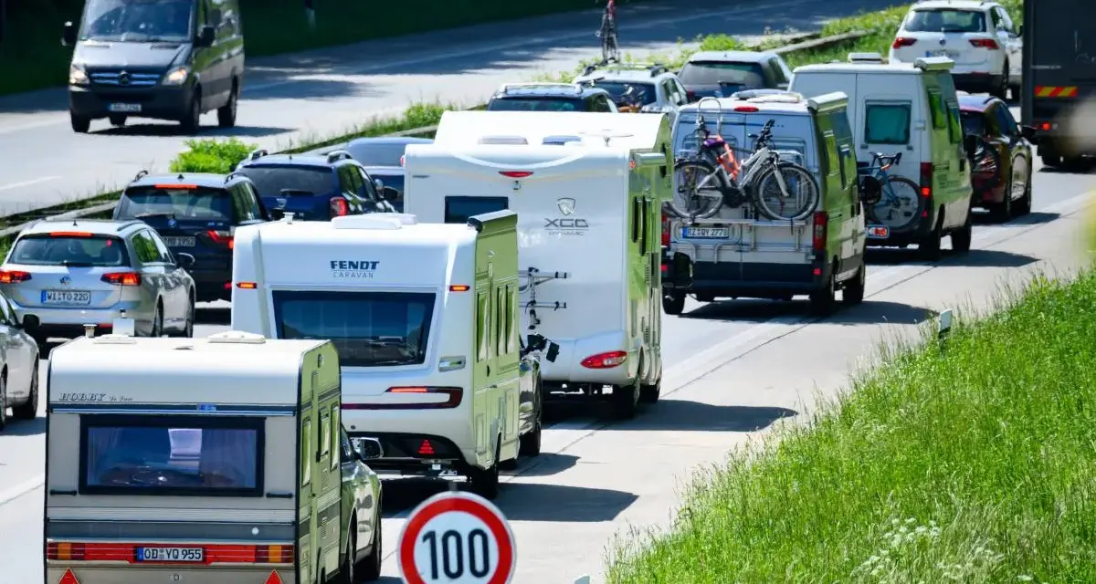 Stau mit Wohnwagen und Wohnmobilen auf dem Weg zur Ostsee heute. Viele Urlauber unterwegs.