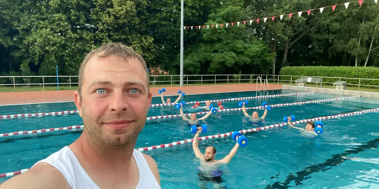 Wassergymnastik im Lindenbad Pasewalk: Eine Gruppe trainiert mit blauen Hanteln im Pool.