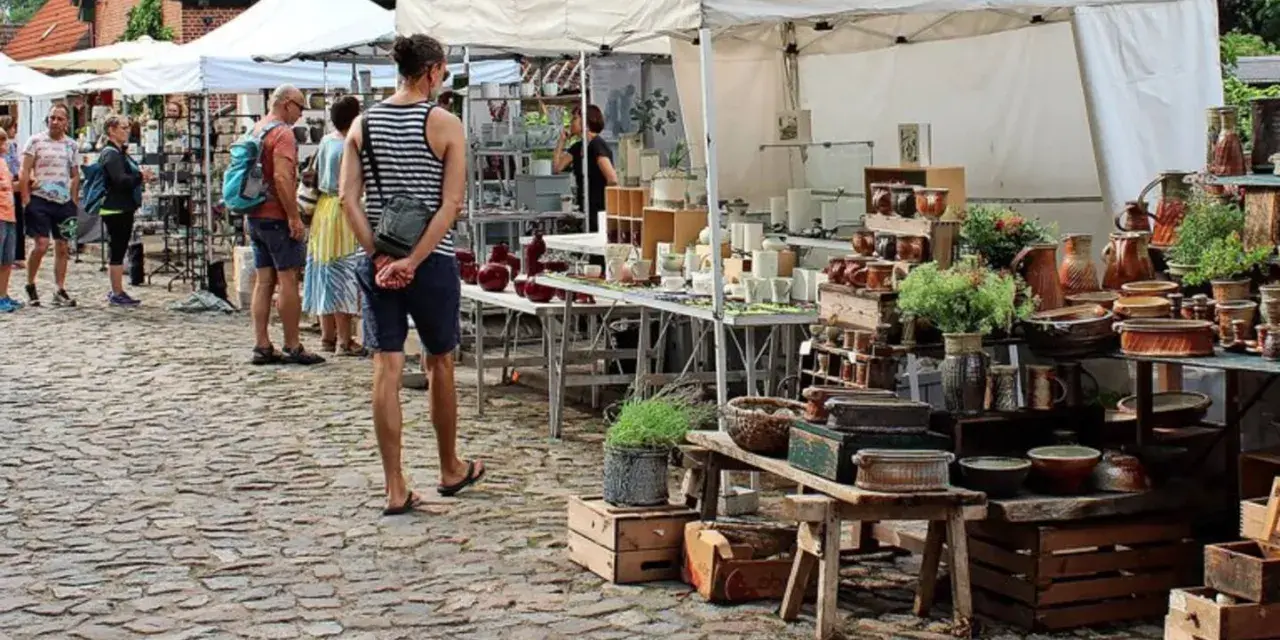 Bunter Trödel auf dem Flohmarkt Usedom. Keramik, Pflanzen und allerlei Schätze auf Kopfsteinpflaster.
