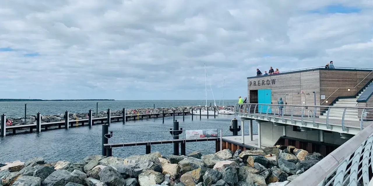 Der Prerow Hafen mit seinem modernen Gebäude und den Bootsstegen lädt zum Verweilen ein.