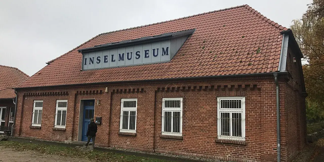 Das Inselmuseum Poel, ein Backsteinbau mit rotem Ziegeldach, lädt zu einer Entdeckungsreise ein.