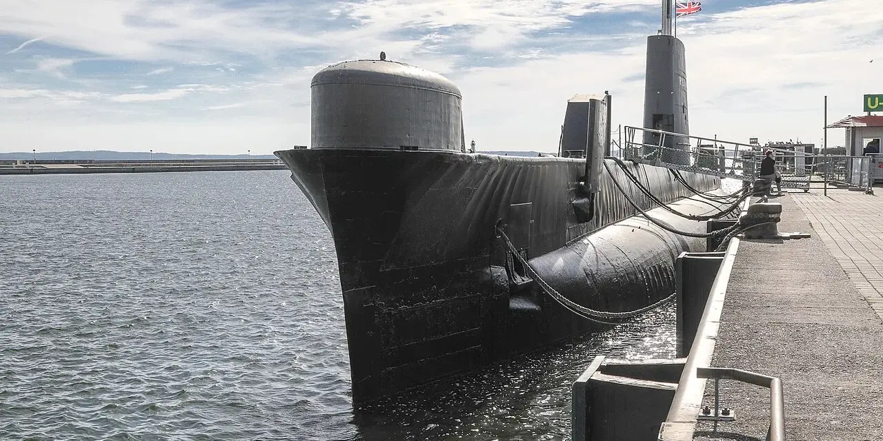 Das U-Boot in Sassnitz liegt am Kai, bereit für Besucher.