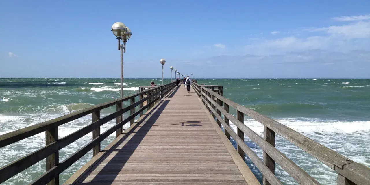 Holzsteg über der Ostsee, ein Geheimtipp für Spaziergänge.