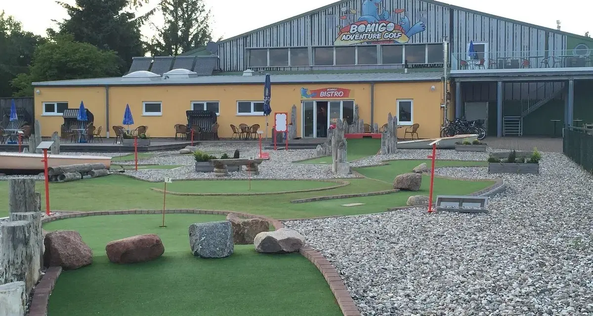 BOMIGO Adventure Golf Zingst: Eine Minigolfanlage mit Bistro und vielen Hindernissen, perfekt für einen Familienausflug.