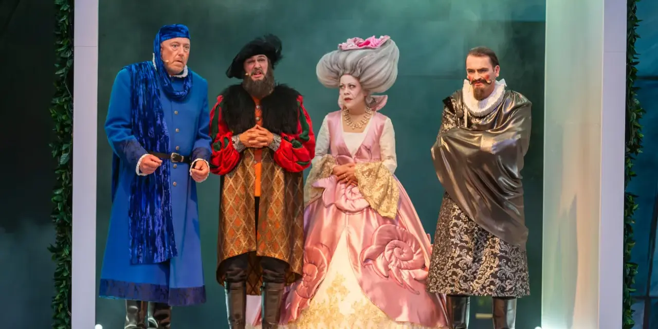 Vier Darsteller in historischen Kostümen bei den Vineta Festspielen Zinnowitz. Ein Mann in Blau, ein Mann in Rot-Schwarz, eine Frau in Rosa und ein Mann in Grau.