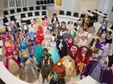 Eine Gruppe in prächtigen Kostümen und Masken, die an venezianische Tage in Schwerin erinnert, versammelt sich in einem modernen Sitzungssaal.