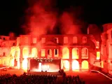 Spektakuläre Inszenierung im Schloss Dargun: Eine Bühne vor der Ruine, beleuchtet von rotem Licht und Nebel, lockt ein großes Publikum zu den Veranstaltungen.