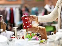 Rote Kanne mit weißen Punkten auf einem Flohmarkt MV. Viele Schätze warten darauf, entdeckt zu werden.