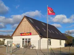 Ein Geschäft mit dem Namen "Krempel Tempel" wirbt mit einer roten Fahne.