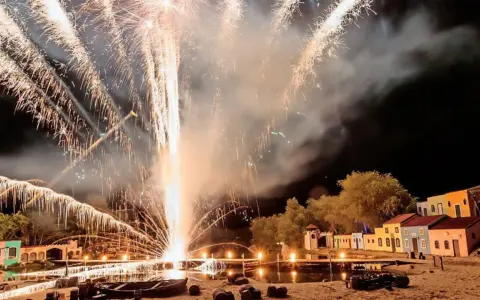 Feuerwerk erhellt den Nachthimmel über einer kleinen Stadtkulisse beim grevesmühlen open air.