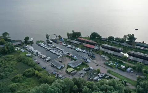Luftaufnahme des Hafens Plau am See mit vielen Booten, Wohnmobilen und Gebäuden. Ein lebendiges Hafenfest-Flair liegt in der Luft.