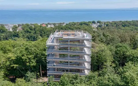 Der Baumwipfelpfad Usedom bietet einen atemberaubenden Blick über die Baumkronen und das Meer.