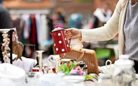 Rote Kanne mit weißen Punkten auf einem Flohmarkt MV. Viele Schätze warten darauf, entdeckt zu werden.