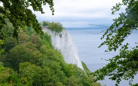 Grüne Wälder umgeben die weißen Kreidefelsen an der Ostsee. Ein perfekter Ort zum Wandern in MV.