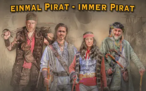 Vier Piraten posieren für ein "Piraten Open Air". Sie tragen historische Kleidung und Waffen.