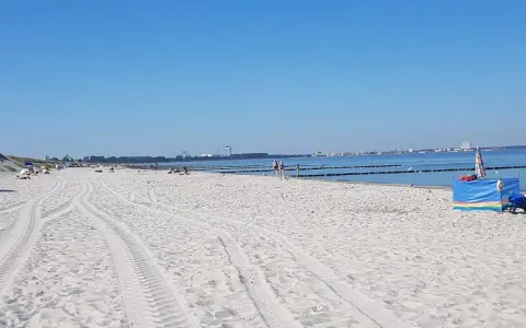 Sonniger Markgrafenheide Strand mit feinem Sand, Strandkörben und dem blauen Meer im Hintergrund.