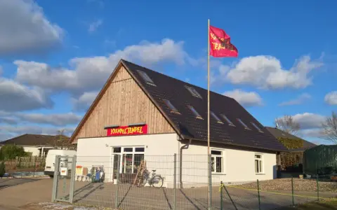 Ein Geschäft mit dem Namen "Krempel Tempel" wirbt mit einer roten Fahne.